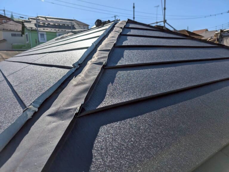 棟部分の屋根材を折り曲げる