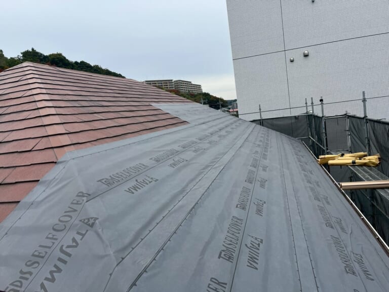 ルーフィングを貼る