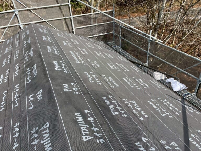 ルーフィングを敷く