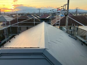 サムネイル画像 神奈川県座間市 - 破損したアスファルトシングルの屋根をスーパーガルテクトで屋根カバー工法リフォーム