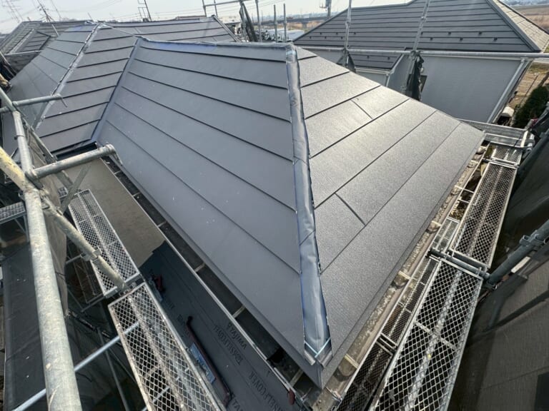 新しい屋根材を設置