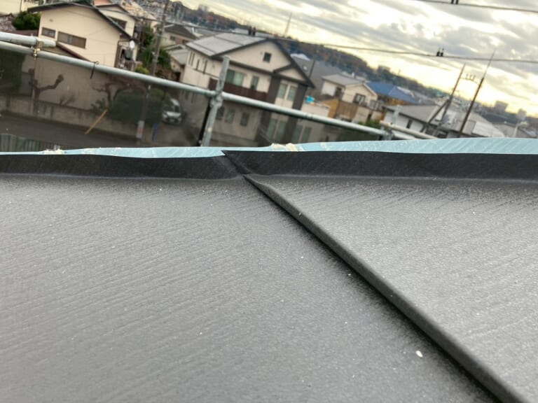 棟部分の屋根材を折り曲げた写真