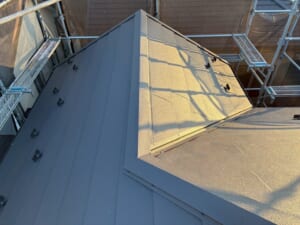 サムネイル画像 神奈川県綾瀬市 - 色褪せたスレート屋根をスーパーガルテクトで美しくリフォーム