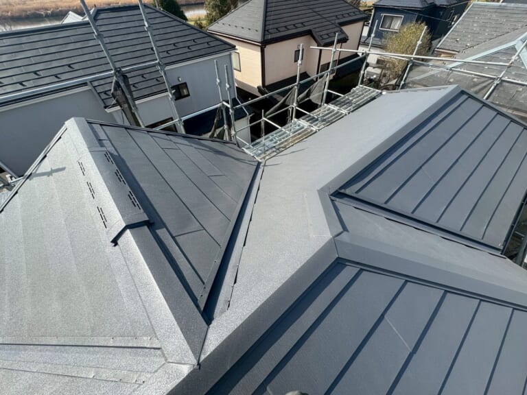 棟板金に金属下地を設置