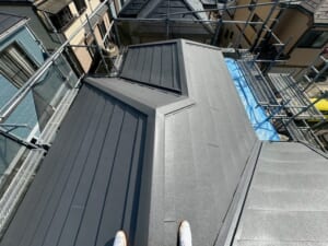 サムネイル画像 東京都調布市 - スレート屋根をチャコール色のスーパーガルテクトで屋根修理