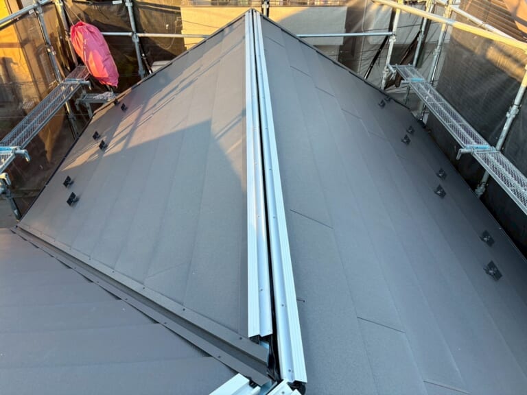 主棟の下地を設置