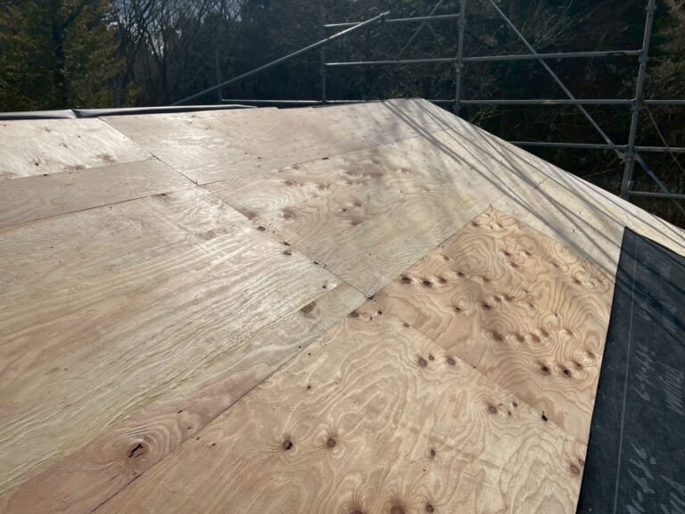 既存屋根材の撤去、野地板の設置