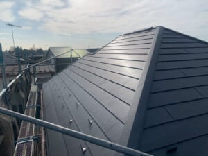 サムネイル画像 横浜市瀬谷区 - エスヌキ✖️スーパーガルテクトでリフォーム！屋根カバー工法で傷んだスレート屋根を修復
