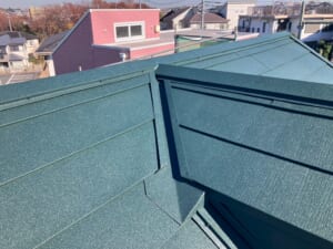 サムネイル画像 東京都江戸川区 - ドーマーがあるスレート屋根をスーパーガルテクトで屋根カバー工法リフォーム