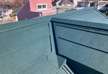 東京都江戸川区 - ドーマーがあるスレート屋根をスーパーガルテクトで屋根カバー工法リフォーム