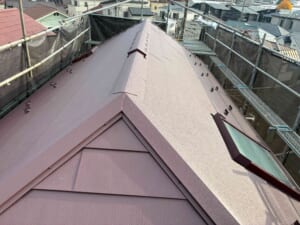 サムネイル画像 東京都板橋区 - 天窓付きのスレート屋根をスーパーガルテクトで屋根カバー工法リフォーム