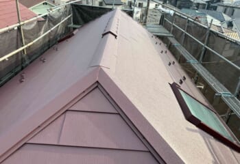 東京都板橋区 - 天窓付きのスレート屋根をスーパーガルテクトで屋根カバー工法リフォーム