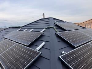 サムネイル画像 大阪府和泉市 - ノンアスベストの太陽光パネルが取り付けられたスレート屋根をスーパーガルテクトでカバー工法による太陽光パネル脱着を伴うリフォーム工事