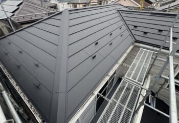 千葉県市川市 - 断熱材一体型スーパーガルテクトで屋根カバー工法