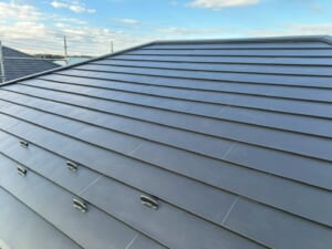 サムネイル画像 千葉県市原市 - 機能と美しさを。横暖ルーフαプレミアムSで屋根カバー工法