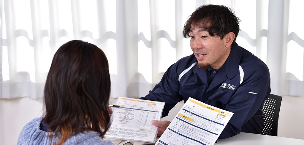 見積書を提示する施工管理者