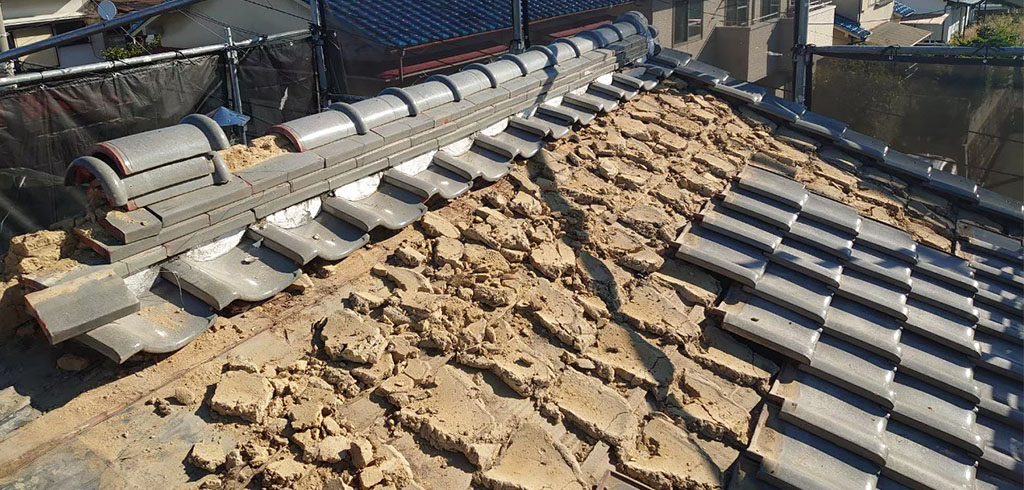 既存の屋根材を撤去