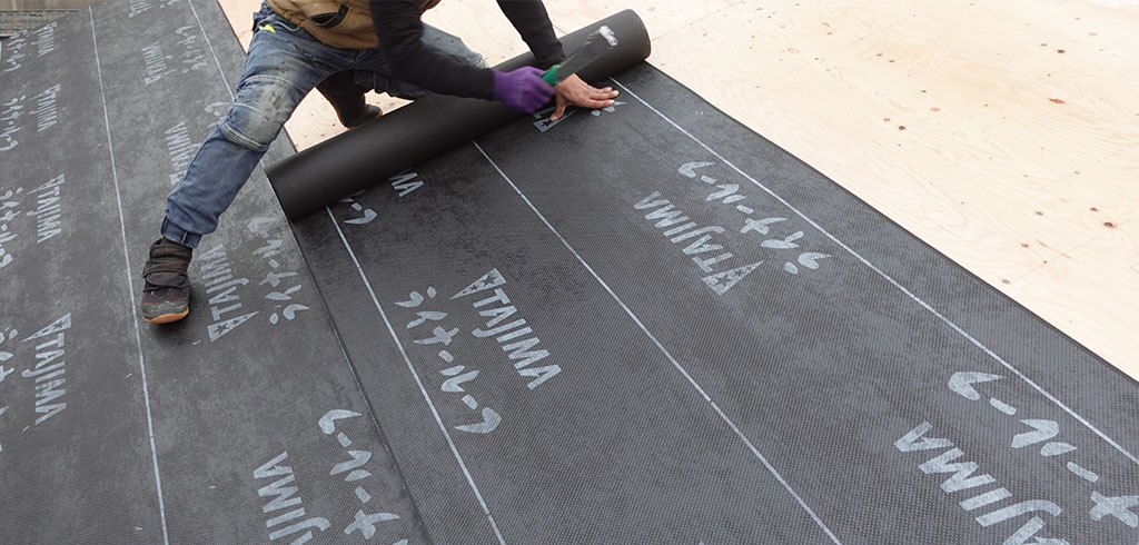 ルーフィングを貼る