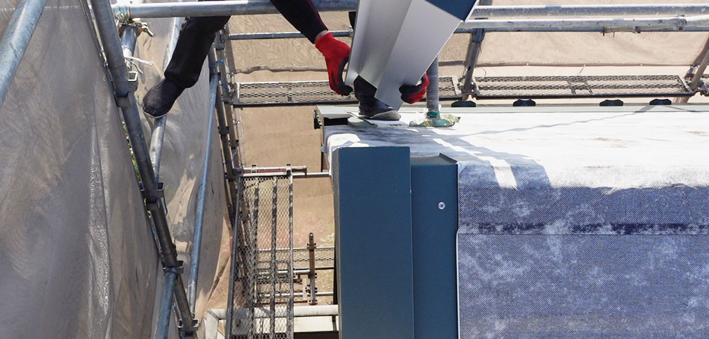 板金役物を取り付け