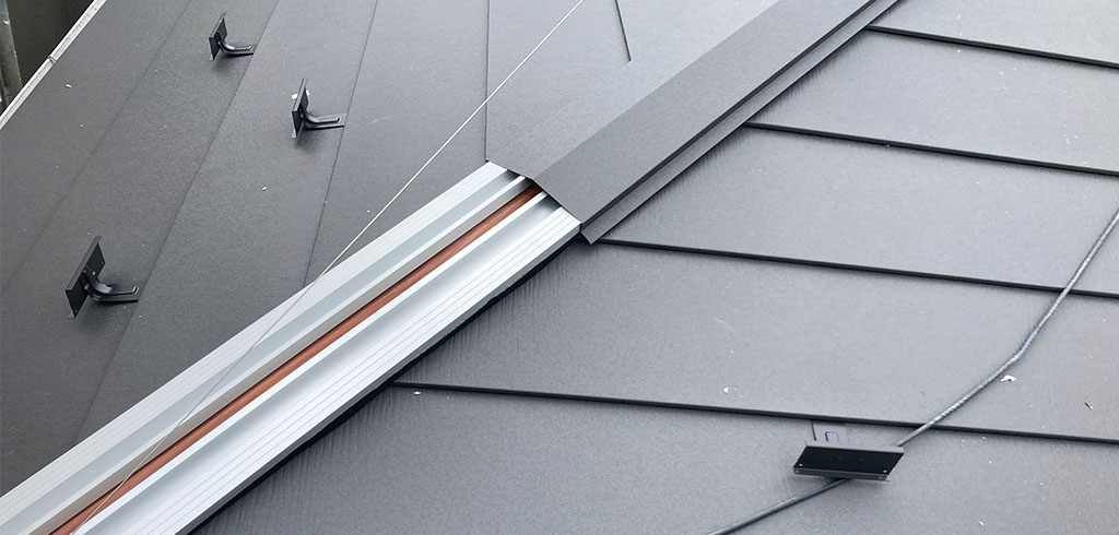 棟板金下地、棟板金を取り付け