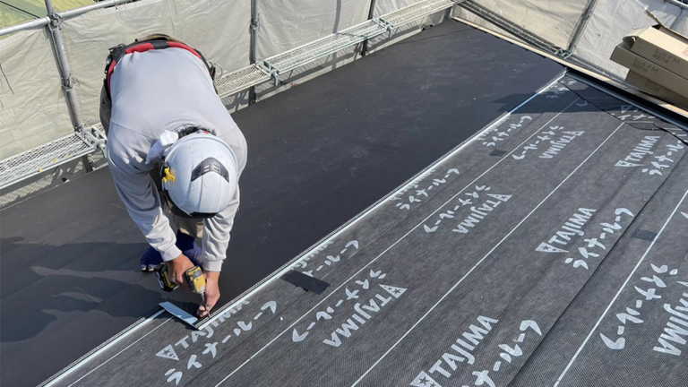 金属屋根を張るテイガクの職人