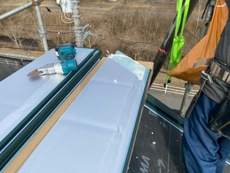 専用の工具でカット