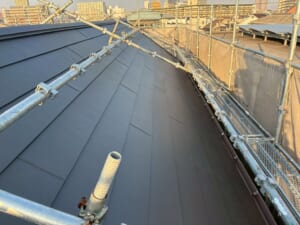 サムネイル画像 堺市堺区 - 築30年以上の天窓付きスレート屋根をスーパーガルテクトでカバー工法と雨樋交換