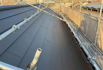 堺市堺区 - 築30年以上の天窓付きスレート屋根をスーパーガルテクトでカバー工法と雨樋交換