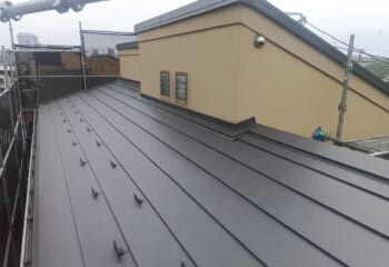 さいたま市中央区 - 天窓撤去で雨漏りの不安解消！スーパーガルテクトの屋根カバー工法