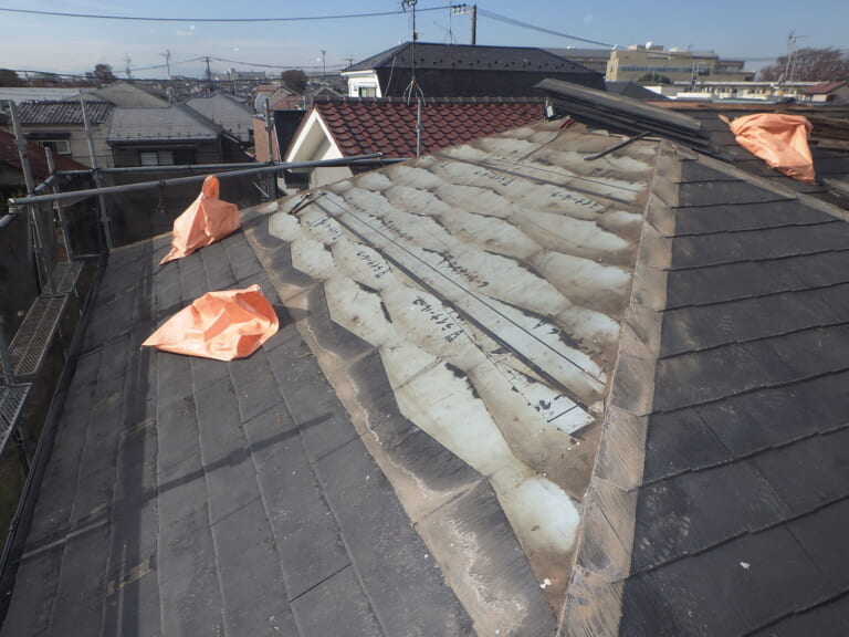 既存のスレート屋根を撤去