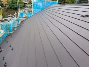 サムネイル画像 東京都町田市 - タディスセルフカバーとスーパーガルテクトのカバー工法でスレート屋根をリフォーム