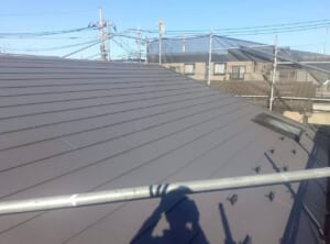 サムネイル画像 さいたま市中央区 - 天窓付きの欠けたスレート屋根をスーパーガルテクトでカバー工法