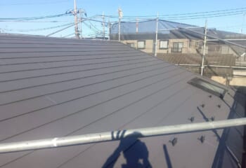 さいたま市中央区 - 天窓付きの欠けたスレート屋根をスーパーガルテクトでカバー工法