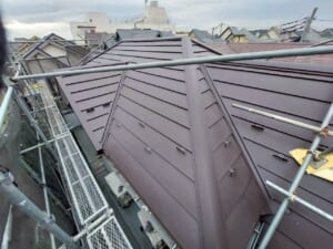 サムネイル画像 東京都小金井市 - 築20年以上のスレート屋根を横暖ルーフαプレミアムSのカバー工法でリフォーム