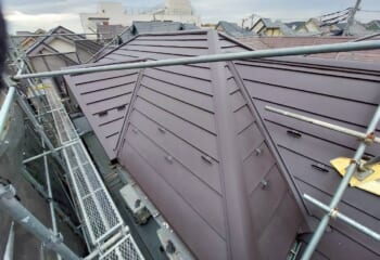 東京都小金井市 - 築20年以上のスレート屋根を横暖ルーフαプレミアムSのカバー工法でリフォーム