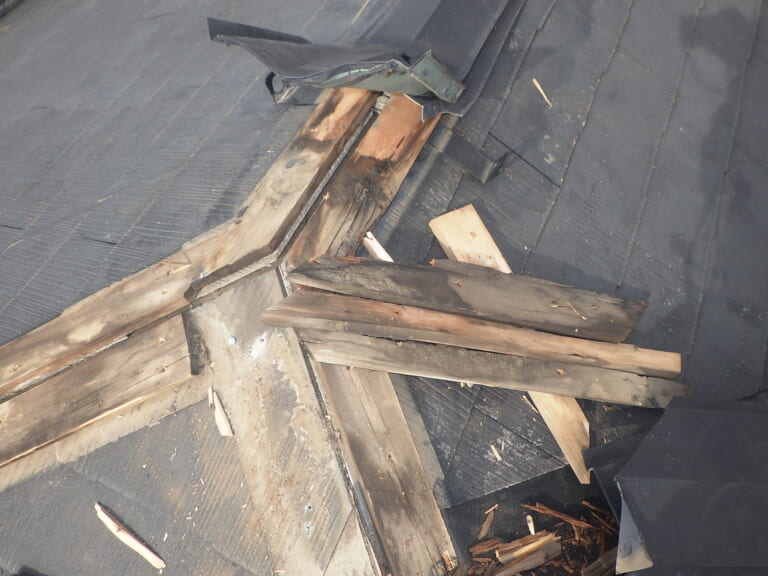 既存の棟板金を取り除く