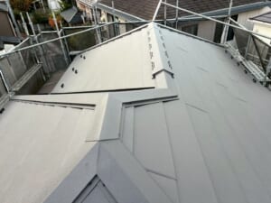 サムネイル画像 千葉県市川市 - 高耐久の金属屋根にリフォーム！スーパーガルテクトによる葺き替え工法