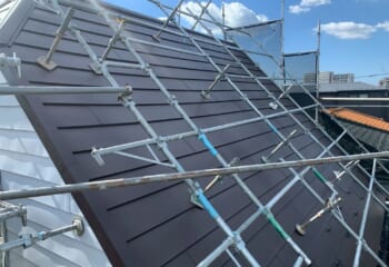 川崎市中原区 - ガルバリウム鋼板の金属屋根をテイガクルーフでカバー工法リフォーム