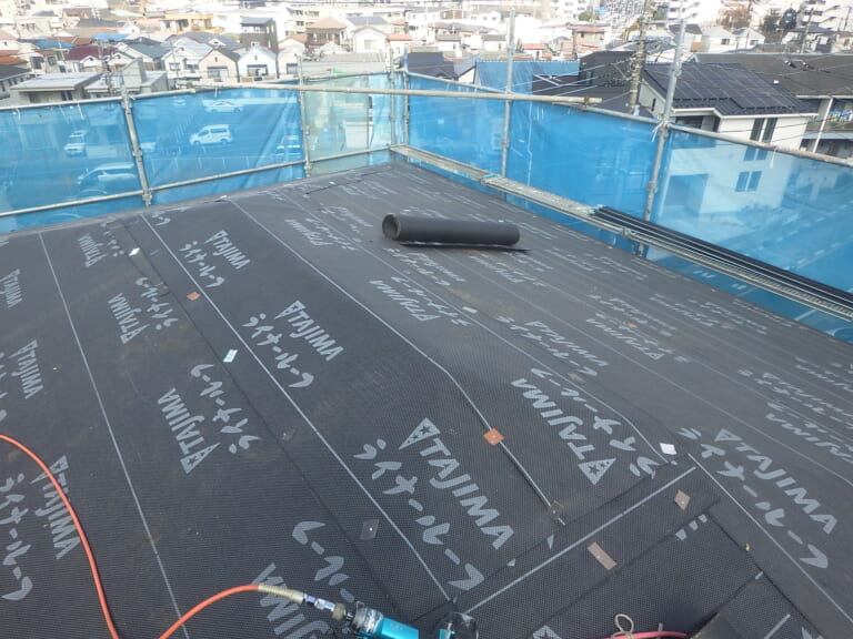 ルーフィングシートを貼る