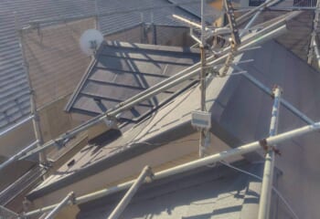 東京都葛飾区 - 中古物件のスレート屋根をスーパーガルテクトのカバー工法でリフォーム