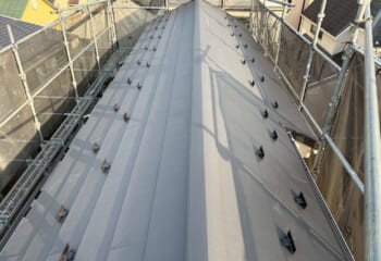 東京都練馬区 - スレート屋根をスーパーガルテクトで屋根リフォームと、天窓カバー工法