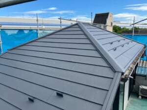 サムネイル画像 横浜市中区 - スレートからスーパーガルテクトへ、寄棟を屋根カバー工法リフォーム