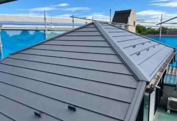 横浜市中区 - スレートからスーパーガルテクトへ、寄棟を屋根カバー工法リフォーム