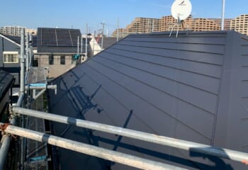 東京都世田谷区 - スーパーガルテクト フッ素によるカバー工法で高耐候の屋根にリフォーム