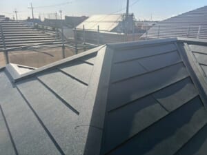 サムネイル画像 兵庫県加古川市 - サビのあるスレート屋根をスーパーガルテクトで屋根カバー工法と雨樋交換
