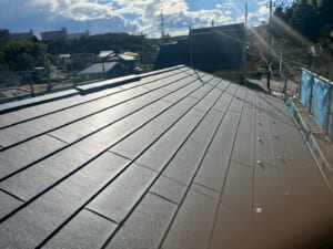 サムネイル画像 東京都八王子市 - アスベスト含有スレート屋根を高耐久のスーパーガルテクトで屋根カバー工法