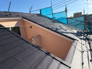 サムネイル画像 東京都大田区 - 天窓撤去とスーパーガルテクトのカバー工法で、雨の日も安心な屋根に