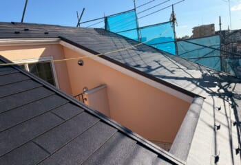 東京都大田区 - 天窓撤去とスーパーガルテクトのカバー工法で、雨の日も安心な屋根に