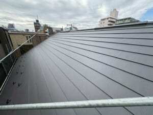 サムネイル画像 東京都世田谷区 - 色褪せたスレート屋根をスーパーガルテクトで屋根リフォーム