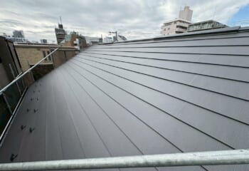 東京都世田谷区 - 色褪せたスレート屋根をスーパーガルテクトで屋根リフォーム